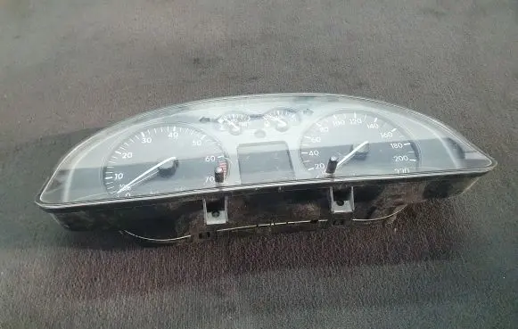 Volkswagen PASSAT B5 Speedometer (instrument cluster) 3B0919880