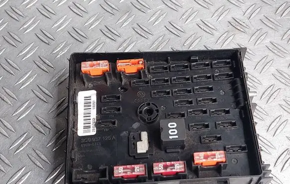 Volkswagen PASSAT B7 Fuse module 3C0937125A 63595743
