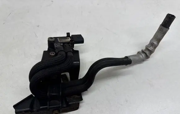 Volkswagen PASSAT B7 Exhaust gas pressure sensor 076906051B