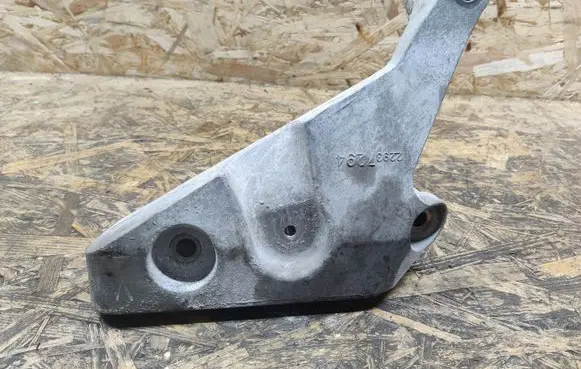 Chevrolet Malibu Engine mounting bracket 22937294