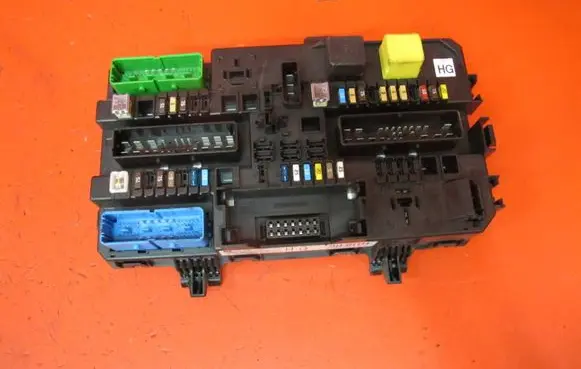 Opel Astra H Fuse module 13206759 5DK00866952