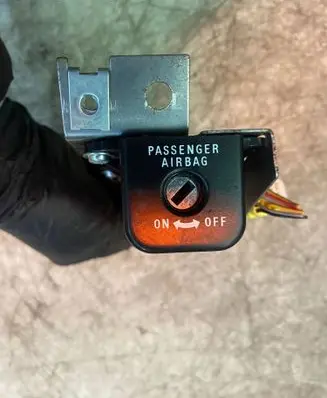 Mitsubishi L200 Passenger airbag on/off switch 