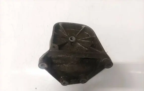 Volvo XC90 Engine mounting bracket