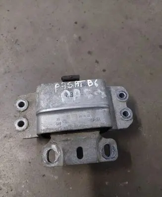 Volkswagen PASSAT B6 Engine mount bracket 3c0199555