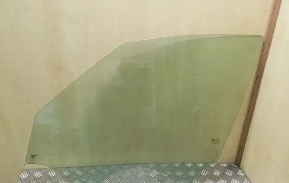 Opel Zafira C Front door window glass four-door