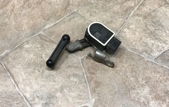 Headlight/headlamp level sensor