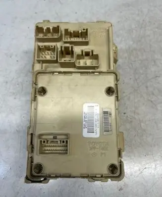 Toyota Avensis T250 Fuse module 82641CA010F