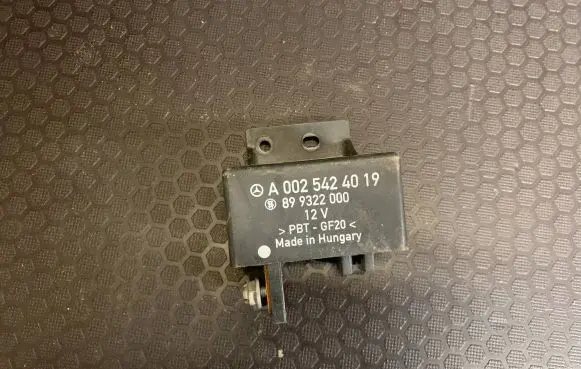 Mercedes-Benz Sprinter W906 Glow plug pre-heat relay A0025424019
