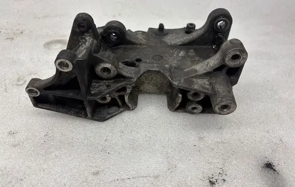 Citroen Xsara Picasso Generator/alternator bracket 