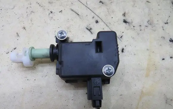Toyota Avensis T270 Fuel tank cap lock 77030-05030