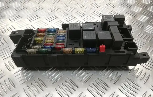 Volvo V70 Fuse module 518717004 8637841