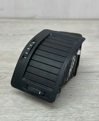 Skoda Octavia Mk2 (1Z) Dash center air vent grill 1Z0819702