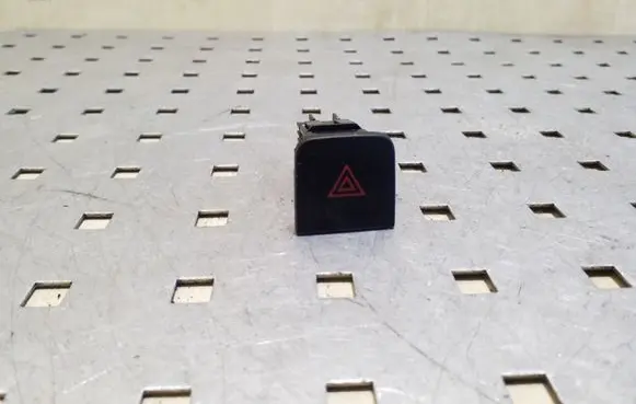 Renault Kadjar Hazard light switch 252900624R