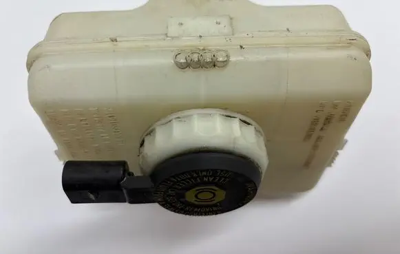 Brake fluid reservoir