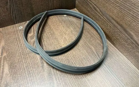Opel Movano B Rubber seal front door window/glass 95515522