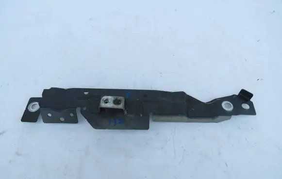 Volvo S90, V90 Fender mounting bracket 31416627