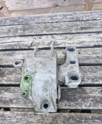 Volkswagen Touran I Engine mount bracket