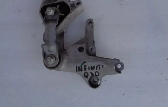 Infiniti Q30 Engine mount bracket A2462401309
