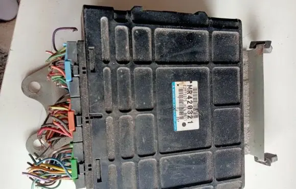 Mitsubishi Carisma Engine control unit/module Mr420321