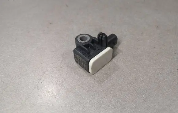 Mercedes-Benz C W205 Airbag deployment crash/impact sensor A1668210151 56054085AA