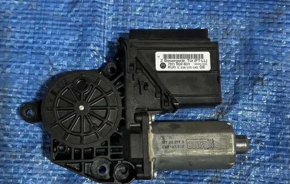 Volkswagen Multivan T5 Front door window regulator motor 7H1959801