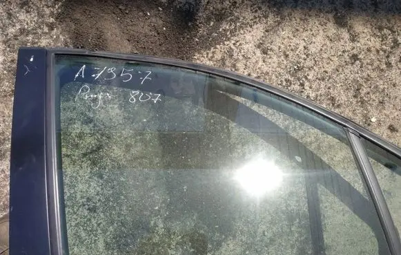 Peugeot 807 Front door window glass four-door