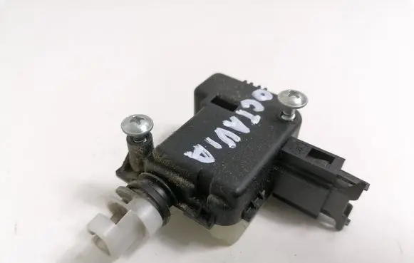 Skoda Octavia Mk2 (1Z) Central locking motor 1Z0810773 1M0959781A
