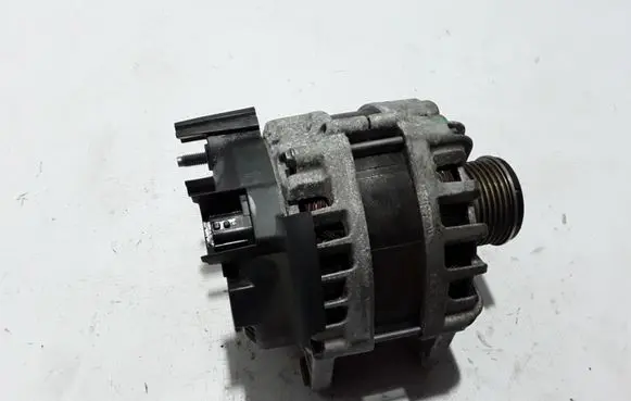 Renault Clio V Generator/alternator 231004402R