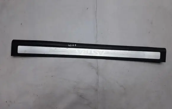 Opel Astra H Front sill trim cover 13238378