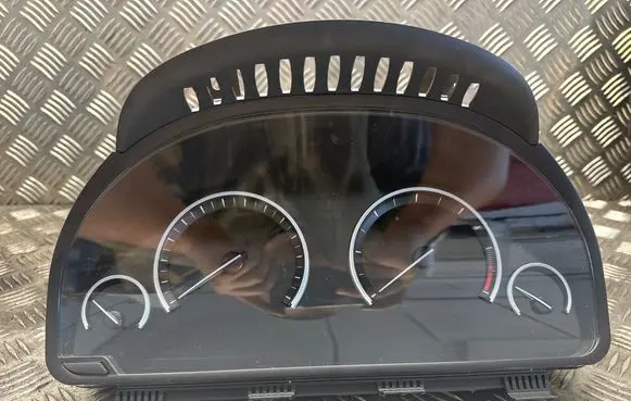 Speedometer (instrument cluster)
