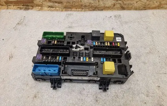 Opel Zafira B Fuse module 13220829