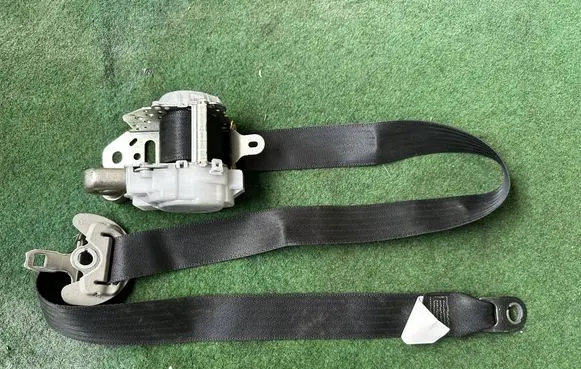 Toyota Avensis T270 Front seatbelt J082512