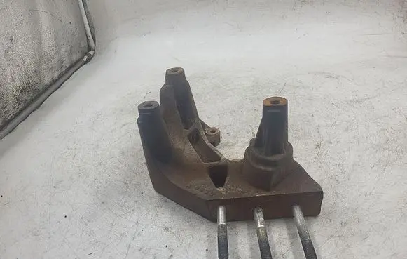 Opel Zafira A Engine mounting bracket 8630