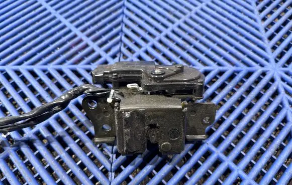 Loading door lock