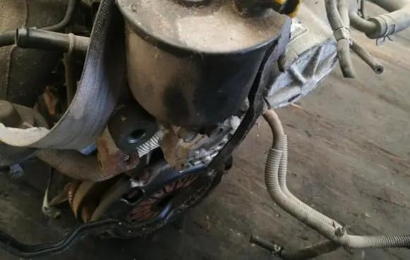 Mazda 626 Power steering pump 07297003 gj2b3265x
