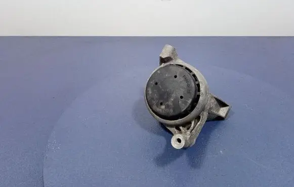 Engine mount vacuum valve