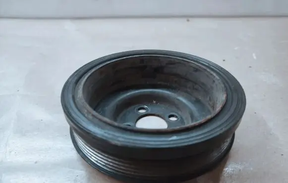 Volkswagen Tiguan Crankshaft pulley 038105243M