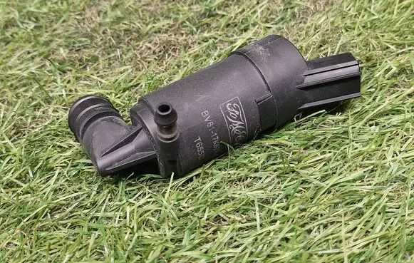 Ford Focus Windscreen/windshield washer pump BV6117K624AB