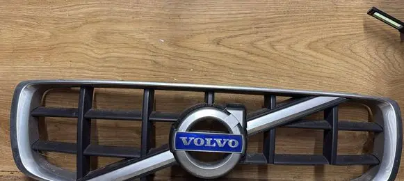 Volvo XC70 Front bumper upper radiator grill 31283902
