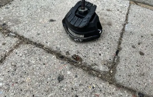 BMW 5 E60 E61 Engine mount bracket 6769874 15934612