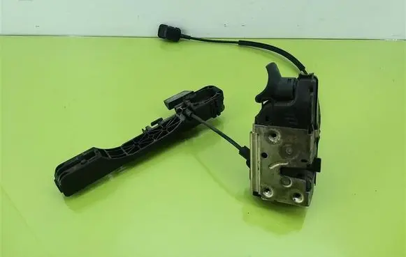 Nissan Primera Front door lock 