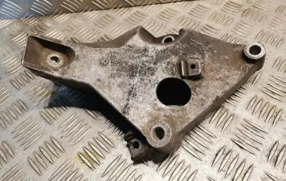 BMW 1 E81 E87 Engine mounting bracket 6775041