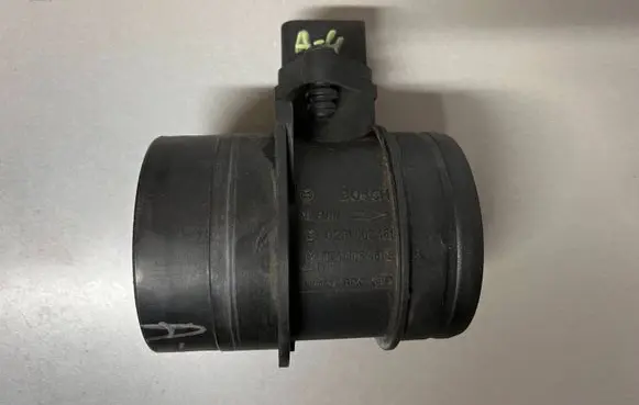Volkswagen Touran I Mass air flow meter 074906461B 0281002461