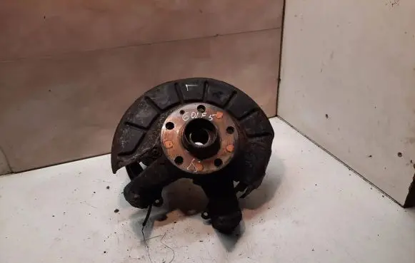 Volkswagen Golf V Front wheel hub