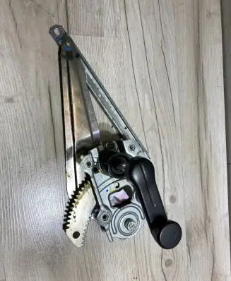 Rear door manual window regulator