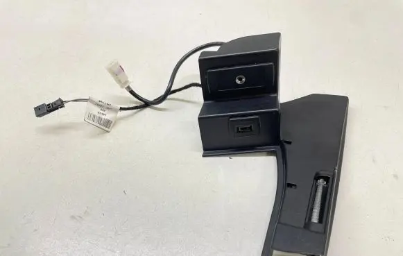 Mercedes-Benz E W212 USB socket connector A2128210411