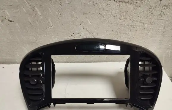 Nissan Juke I F15 Radio/GPS head unit trim 687501KK0A P19650B48000