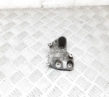Engine mounting bracket