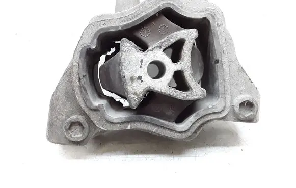 Volvo V70 Engine mount bracket 8G9N6L063 31262492
