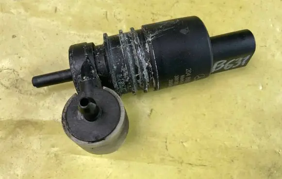 Mercedes-Benz B W245 Windscreen/windshield washer pump 2048660221 3091387